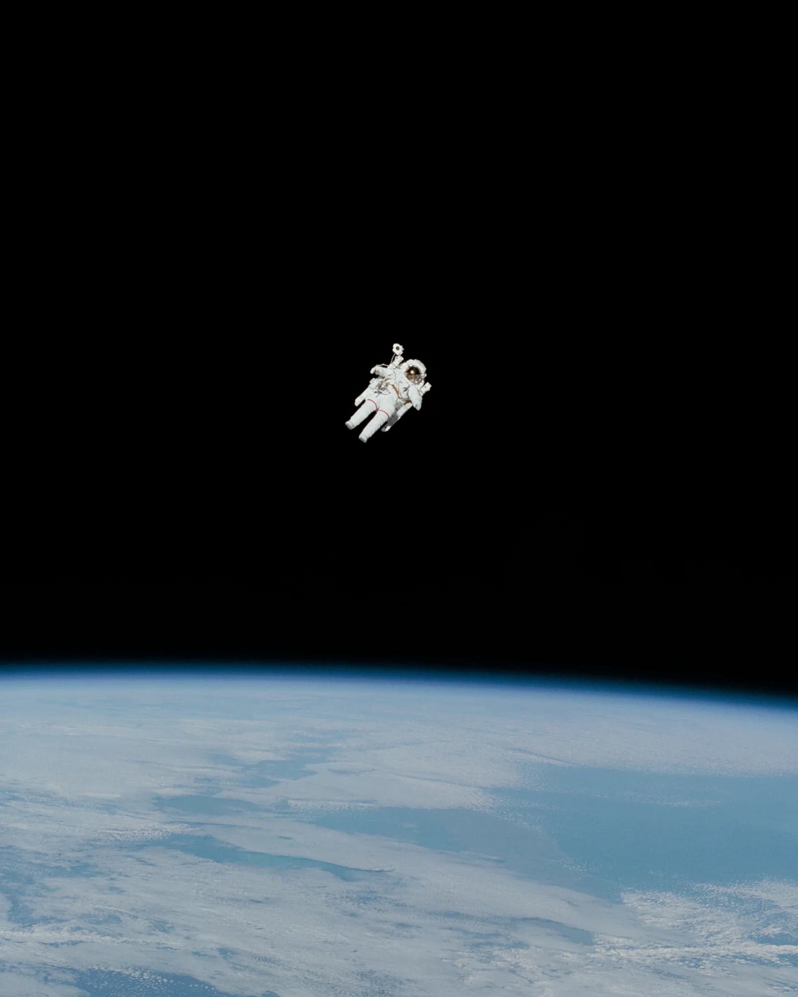 Astronaut, frei im Orbit über der Erde schwebend